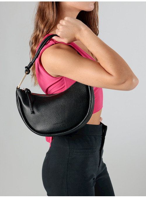 Tote bag sofisticado negro con bolsillos internos, ideal para llevar lo esencial de manera segura.