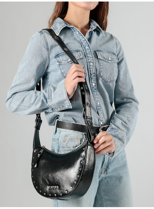 Detalle de los ojetillos grandes en la bandolera Zappa, enfatizando su carácter único y moderno.