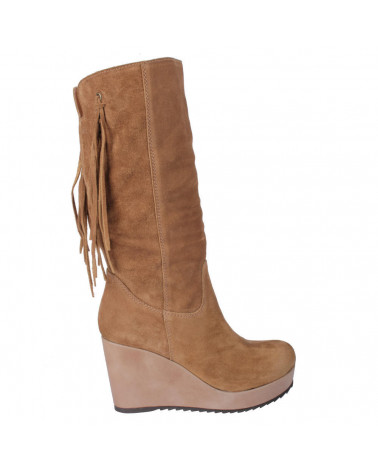 Bota camel de cuero gamuza con flecos, ideal para festivales.