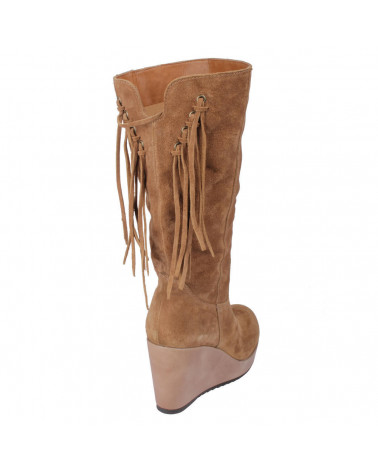Bota casual camel de cuero para mujer con diseño relajado.