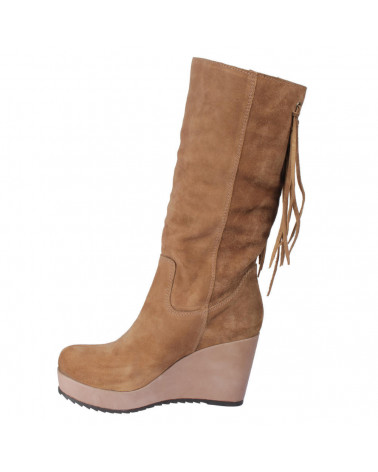 Bota camel de media caña con cuña y detalles boho en cuero.