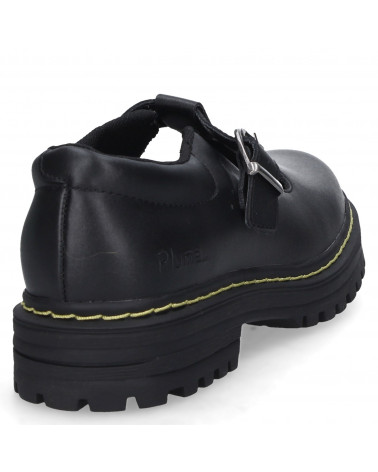 Zapato Mary Jane negro con costura visible en la suela, combina con faldas midi o jeans ajustados para un contraste moderno.