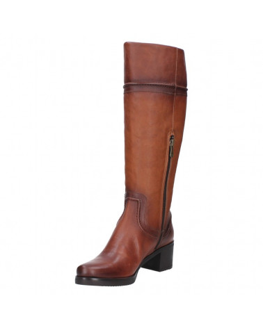 Elegante bota de cuero café para mujer, diseño minimalista y sobrio, perfecta para outfits formales o casuales.