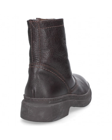 Botín minimalista y práctico de cuero marrón para hombre, perfecto para el invierno y climas fríos por su estructura cerrada.