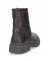 Botín minimalista y práctico de cuero marrón para hombre, perfecto para el invierno y climas fríos por su estructura cerrada.