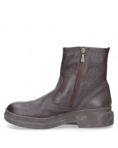 Calzado casual de cuero marrón para hombre, estilo utilitario, ideal para combinar con pantalones de mezclilla ajustados.