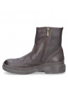Calzado casual de cuero marrón para hombre, estilo utilitario, ideal para combinar con pantalones de mezclilla ajustados.