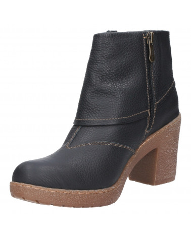 Botín casual de cuero negro para mujer, con acabado liso y hebilla decorativa, adecuado para ocasiones informales.