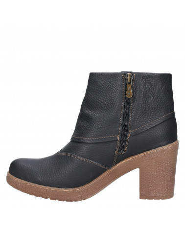 Elegante botín de cuero negro para mujer, con detalles de costura y hebilla, perfecto para un estilo chic urbano.