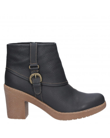 Calzado de cuero negro femenino, estilo casual, con taco medio y hebilla moderna, ideal para un look refinado.