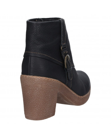 Botín de cuero negro para mujer con diseño casual, hebilla lateral decorativa y costuras visibles para un toque urbano.