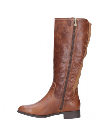 Elegante bota de cuero café para mujer, con costuras visibles que aportan un toque chic y sobrio.