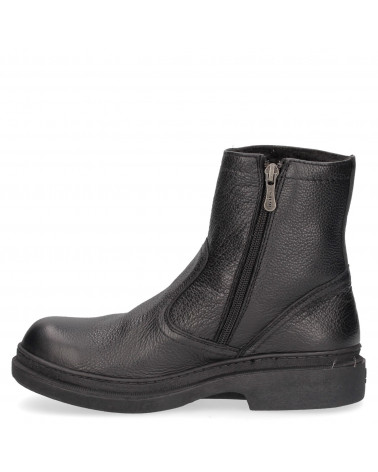 Botín de cuero negro para hombre, estructura cerrada y duradera, apto para climas fríos y entornos urbanos.