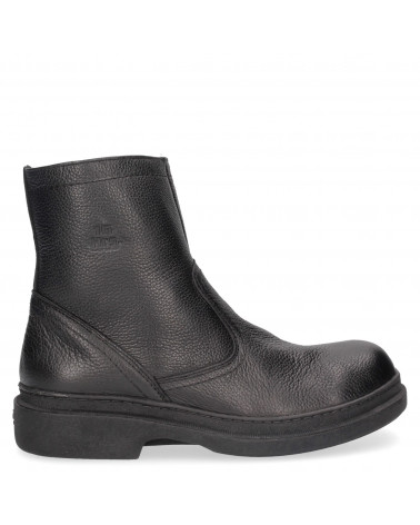 Botín masculino en cuero, estilo casual sin adornos, combina con mezclilla o cargo para un look relajado.