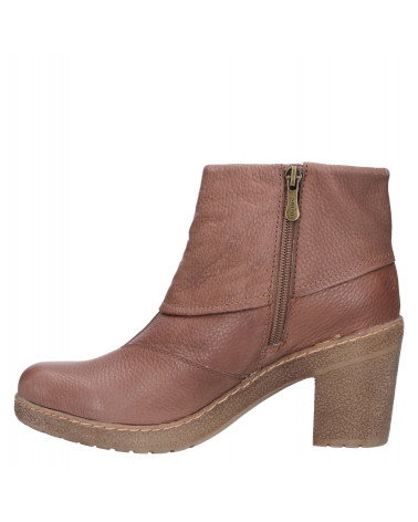 Botín de cuero café con diseño sofisticado, hebilla decorativa y costura detallada, ideal para un look casual elegante.