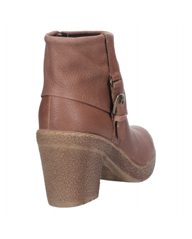 Botín café de cuero liso con taco medio y hebilla, adecuado para ocasiones informales y semi-formales.