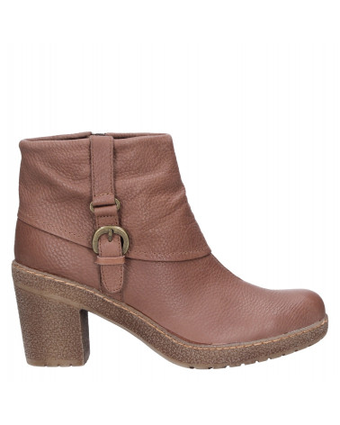 Elegante botín de cuero café con costura visible y detalle de hebilla, perfecto para un estilo casual refinado.