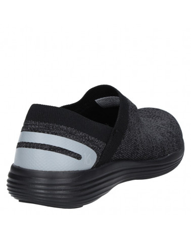 zapatilla negra con taco plano de 3.5 cm y punta redonda