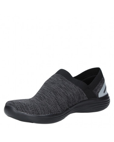 zapatilla negra casual de mujer con diseño moderno y juvenil