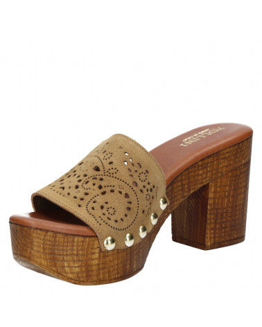 Sandalia de cuero camel, ideal para parque o playa, con taco bloque y frescura.