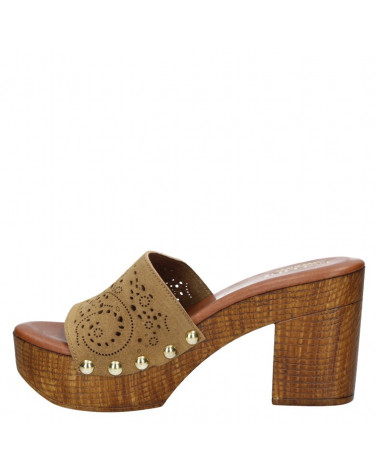 Sandalia camel para mujer, estilo casual con tacón bloque y diseño elegante.