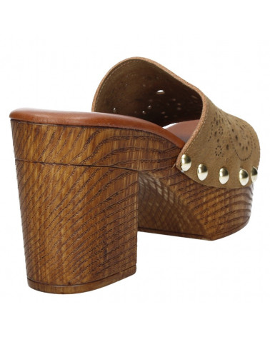 Sandalia de cuero camel, punta abierta y forro de fibra, perfecta para el verano.