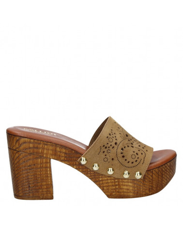 Sandalia de cuero camel, diseño femenino y cómodo, ideal para ocasiones especiales.