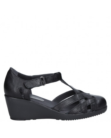 Calzado de cuero negro para mujer, perfecto para un look casual.