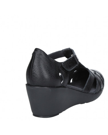 Sandalia de mujer en cuero negro con diseño liviano y suela de cuña.