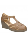 Sandalia de cuero beige para mujer, perfecta para un look relajado.