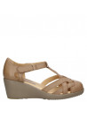Sandalia beige de mujer, cuero suave, diseño cómodo y liviano.