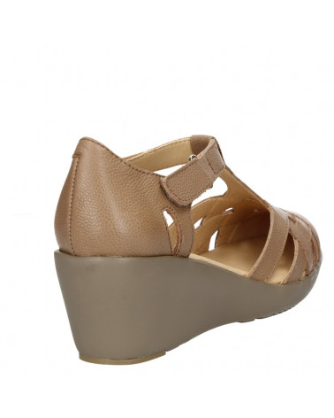 Calzado de cuero beige para mujer, ideal para uso casual diario.