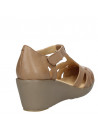 Calzado de cuero beige para mujer, ideal para uso casual diario.
