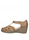 Sandalia de cuero beige para mujer, estilo informal con punta redonda.