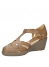 Sandalia beige de cuero para mujer con taco cuña de 7 cm.