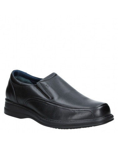 Calzado masculino negro de cuero, mocasín sin cordones, combina con chinos o jeans oscuros para un look sofisticado.