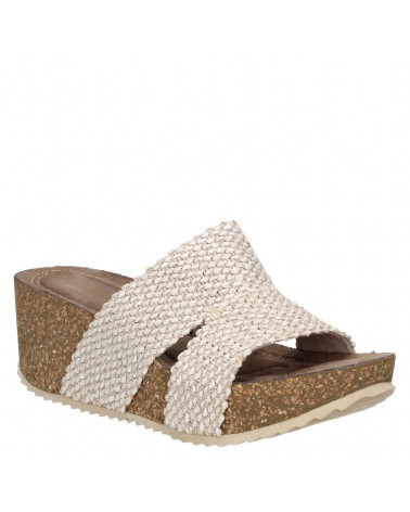 Sandalia beige casual, sintética, para mujer, taco plano y diseño veraniego.