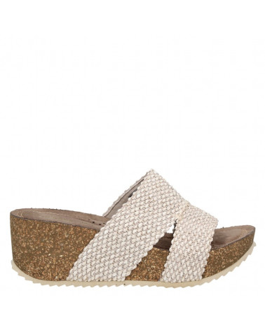 Sandalia beige sintética, estilo casual femenino con plataforma cómoda.