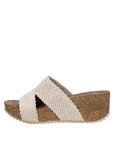 Calzado femenino beige sintético, ideal para el verano y ocasiones casuales.