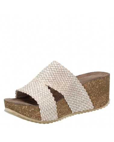 Sandalia beige casual de mujer con taco plano de 7.5 cm y punta abierta.