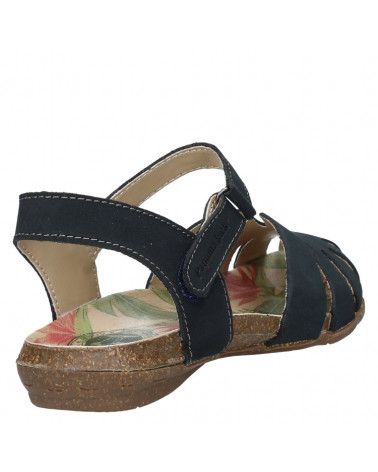 Elegante sandalia azul de cuero con aberturas laterales que mejoran la ventilación, combinable con ropa de verano.