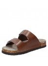 Sandalia café de cuero para mujer con diseño clásico Birkenstock, hebillas metálicas y suela con detalles tipo corcho.