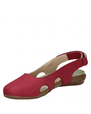 Sandalia roja de cuero para mujer con diseño semi-cerrado, ideal para un estilo casual y elegante.