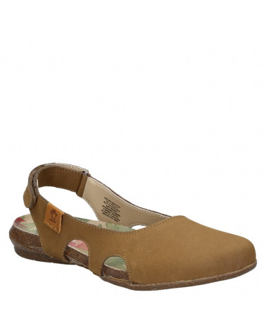 Sandalia de cuero camel para mujer, estilo casual y cómodo, con equilibrio entre funcionalidad y elegancia.