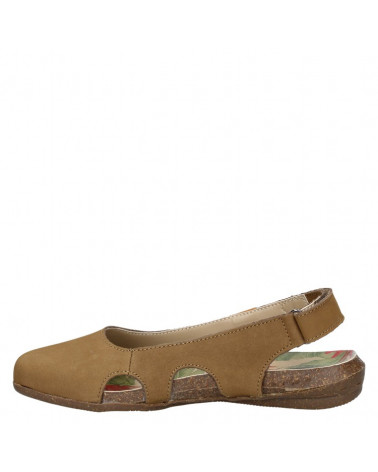 Sandalia casual camel de cuero para mujer, con recortes laterales que proporcionan ventilación y estilo minimalista.