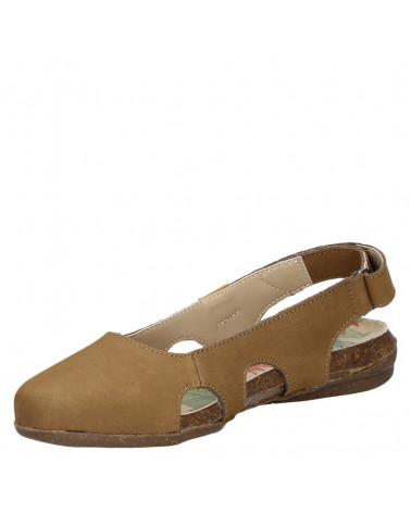 Sandalia de cuero camel para mujer, diseño semi-cerrado que cubre el frente y deja el talón libre con correa ajustable.