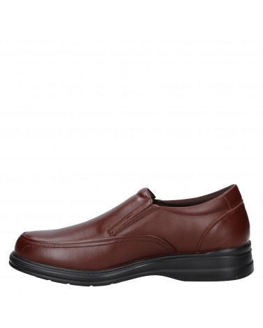 Zapato café de cuero, estilo atemporal, adecuado para eventos semi-formales y reuniones profesionales.