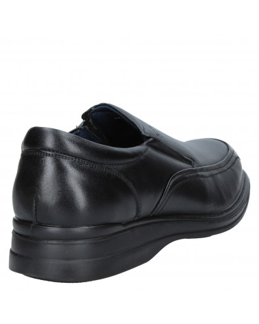 Zapato de hombre negro de cuero, estilo vestir, diseño mocasín sin cordones con costuras discretas y punta redondeada.