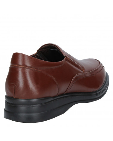 Mocasín de cuero café para hombre, estructura sencilla con detalles discretos, perfecto para un look sofisticado.