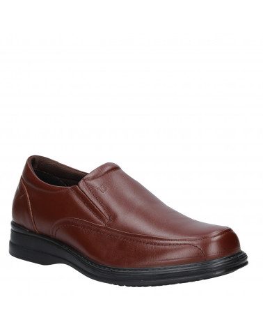 Zapato de cuero café para hombre, estilo mocasín clásico sin cordones, con costuras decorativas y punta redondeada.